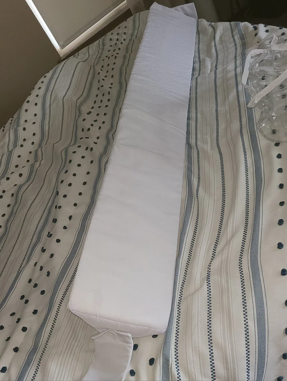 Snugstot Queen Size White Bed Wedge With Pockets